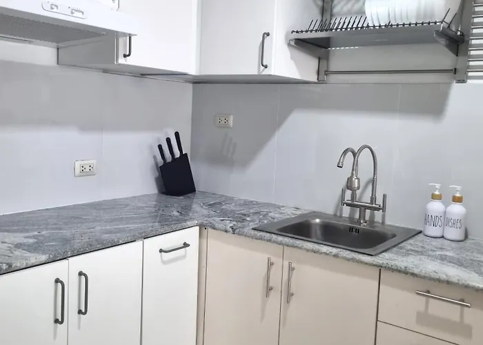 Apartment Newly Furnished In The Heart Of Quezon Near Philippine Hospitals